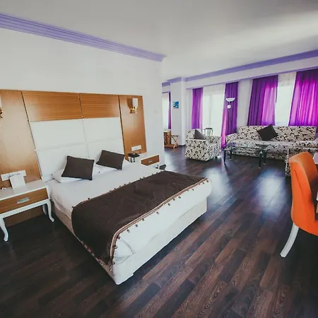 Royal And Casino Hotel