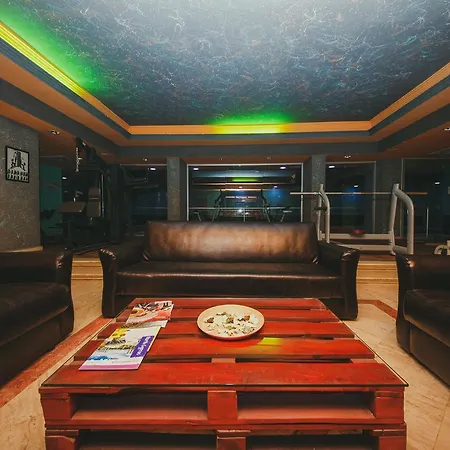Royal And Casino מלון 4*